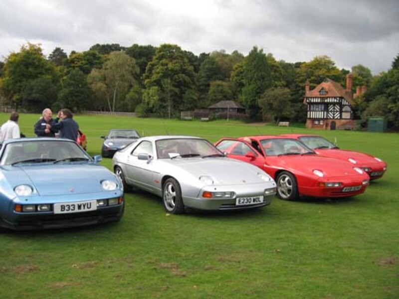 Porsche 928 parked on the green at the Barley Mow